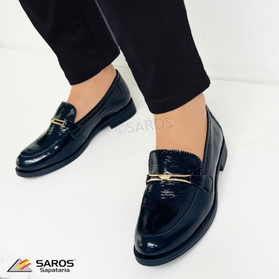 Sapatos mocassim pretos brilhantes com detalhe dourado