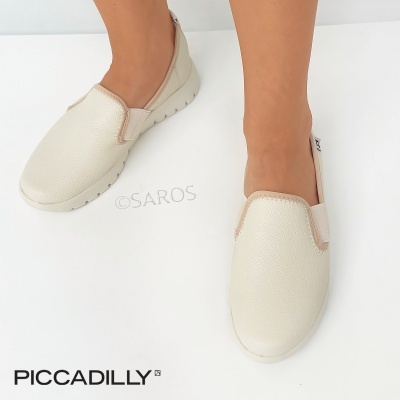 Sapatos slip-on creme com textura granulada e elástico lateral em fundo branco