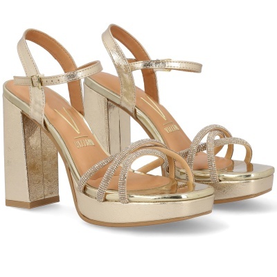 Sandálias douradas de salto alto com tiras decoradas e fecho de fivela