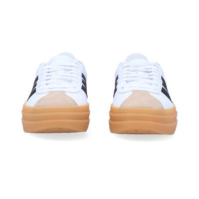 Sapatilhas desportivas brancas com riscas pretas e solado castanho