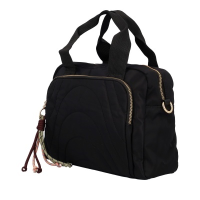 Mala pequena de mão preta com alças e fecho dourado