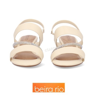 Sandálias bege com tiras e strass da marca Beira Rio