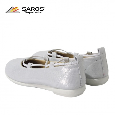 Sapatos cinzentos tipo bailarinas com sola branca e tiras, fundo branco