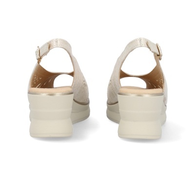 Sandálias femininas de salto médio em bege com fivela dourada