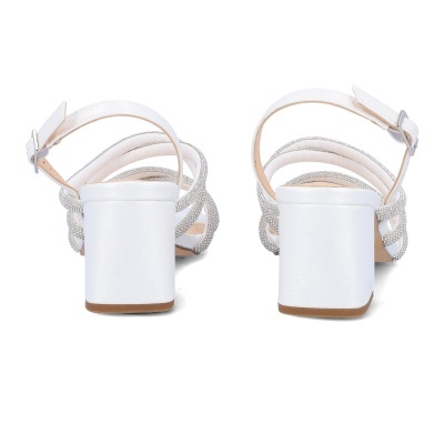Sandálias brancas com salto médio e tiras de pedras brilhantes