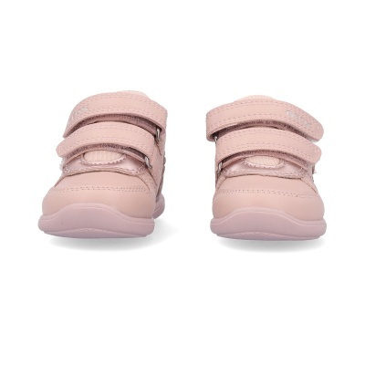 Sapatilhas infantis cor-de-rosa com velcro em fundo branco