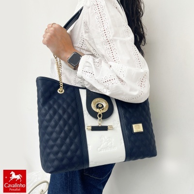 Mala Cavalinho Penafiel preta e branca com correntes douradas