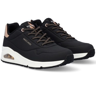 Ténis pretos Skechers com detalhes castanhos claros e sola branca