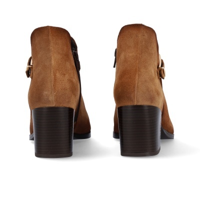 Botas castanhas de salto alto em bloco em camurça vistas de trás