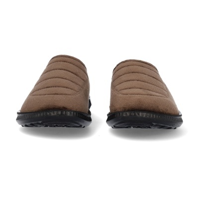 Chinelos castanhos acolchoados com sola preta