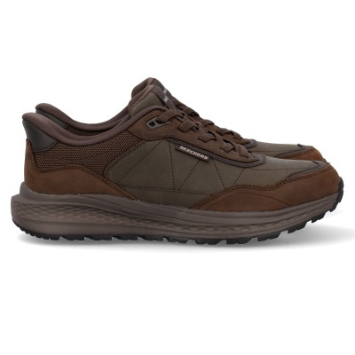 Sapatilhas Skechers castanhas com sola de borracha e etiqueta SKECHERS