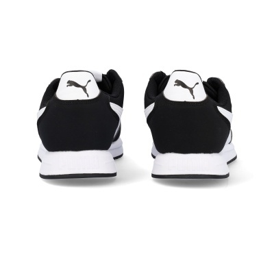 Par de sapatilhas desportivas PUMA pretas e brancas vistas de trás