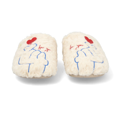 Chinelos peludos creme com desenho de mão e coração vermelho