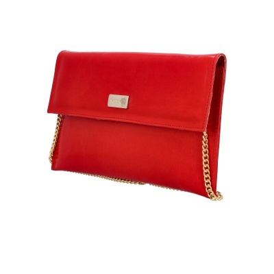 Mala de senhora vermelha com corrente dourada em fundo branco