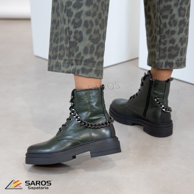 Botas de couro verde escuro com corrente preta e sola grossa