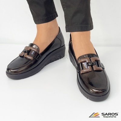 Mocassins femininos pretos em verniz com sola preta e detalhe metálico