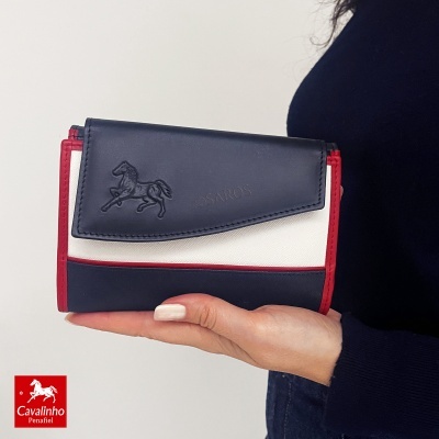 Carteira Cavalinho azul, branca e vermelha com relevo de cavalo e texto ©SAROS na aba.