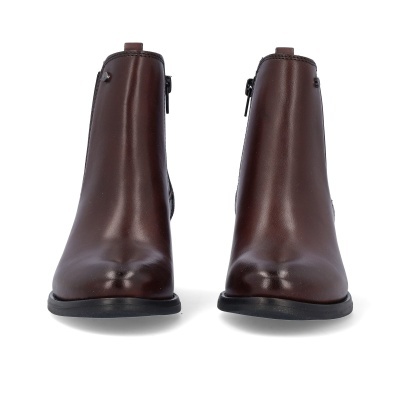 botins castanhos de couro com sola preta