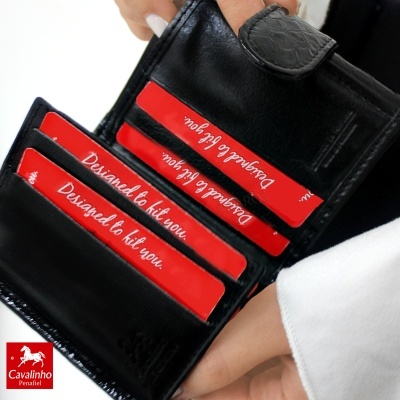 Carteira preta de couro com compartimentos para cartões vermelhos com texto branco