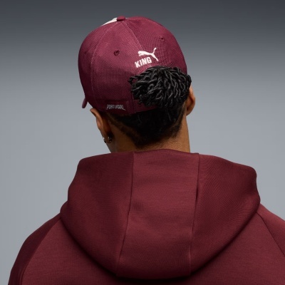 Homem de costas com boné bordô PUMA KING e casaco com capuz bordô