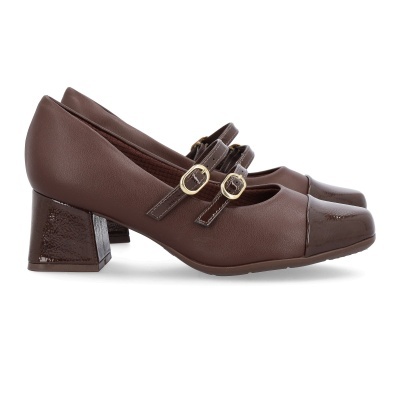 Sapatos castanhos de salto médio com duas fivelas douradas e biqueira em verniz.