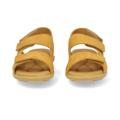 Par de sandálias amarelas com tiras em velcro e sola antiderrapante.