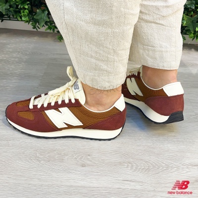 Ténis New Balance castanho vinho branco usados com calças creme
