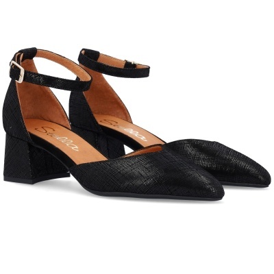 Sapatos de salto médio pretos com tira no tornozelo e fecho metálico