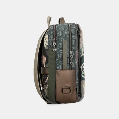 Mochila estampada com detalhes em couro castanho e fechos de correr.