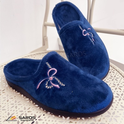 Chinelos azuis de tecido com bordado cor-de-rosa e bege