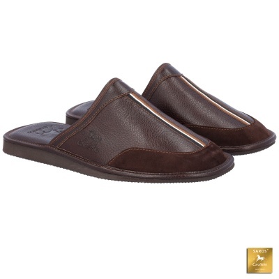 Chinelos masculinos castanhos escuros em couro e camurça com sola preta