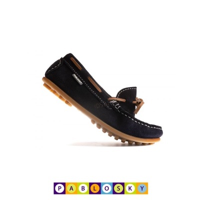 Mocassim camurça preta com sola castanha e laço de couro, etiqueta PABLOSKY e fundo branco com logótipo colorido