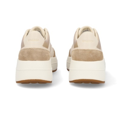 Par de tênis bege e castanho claro com solado branco e escrita SPHERICA atrás