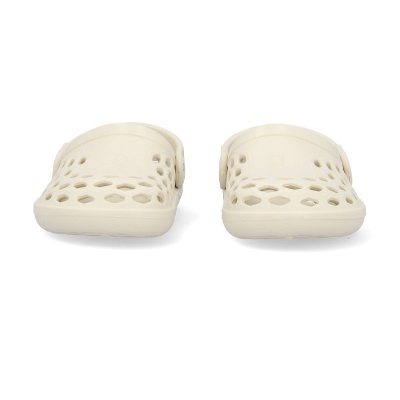 Sandálias bege claro feitas de material sintético com furos hexagonais e alças traseiras