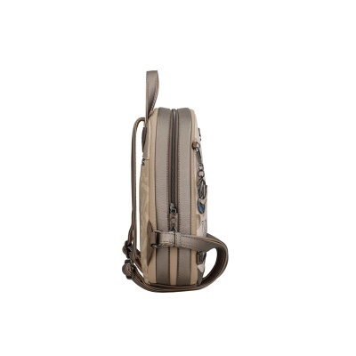 Mochila pequena bege e castanho claro vista de perfil