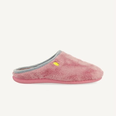Pantufa feminina rosa felpuda com interior cinza e bordado amarelo de baleia