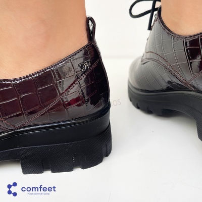 Sapatos castanho escuro com padrão de pele e sola preta