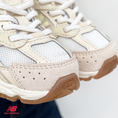 Ténis New Balance branco e bege com sola castanha e detalhes em camurça