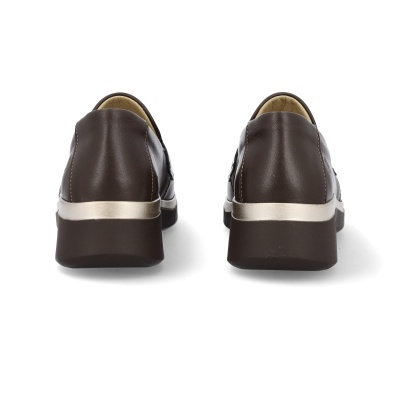 Sapatos de senhora castanhos em pele com sola e tacão castanhos e detalhe prateado