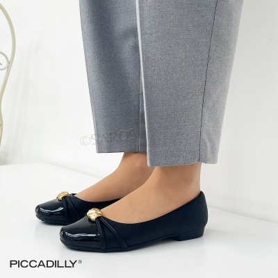 Sapatilhas pretas Piccadilly com detalhe dourado e calças cinzentas.