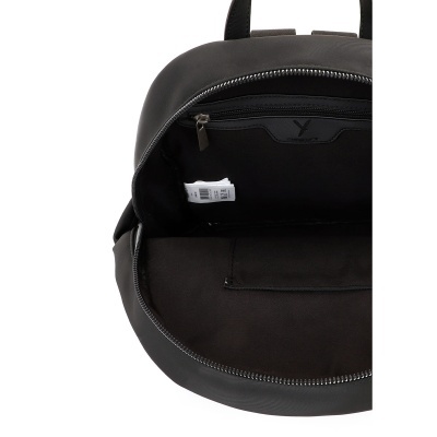 Interior de mochila preta com bolso e zipper