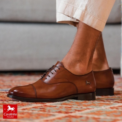 Sapatos sociais masculinos castanhos em couro com logótipo metálico de cavalo