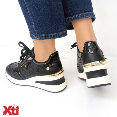 Ténis pretos Xti com sola branca e detalhes dourados