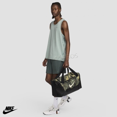 Homem com roupa desportiva cinzenta e mala de treino camuflada Nike