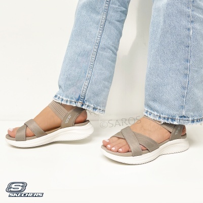 Sandálias Skechers taupe com tiras cruzadas usadas com calças de ganga clara