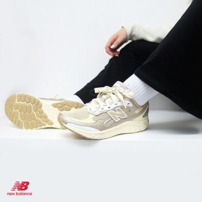 Ténis New Balance bege com sola creme e textura ondulada