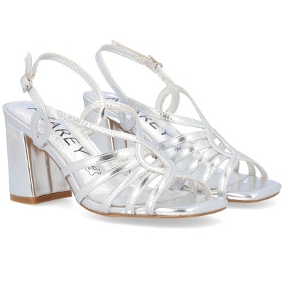 Sandálias femininas prateadas com salto alto e tiras entrelaçadas