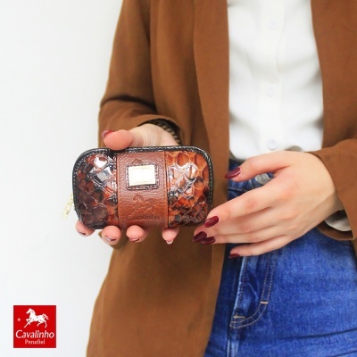 Carteira pequena castanha em pele com padrão de cobra