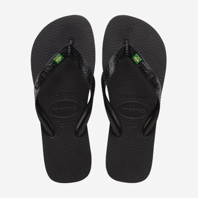 Chinelos pretos Havaianas com bandeira do Brasil nas alças