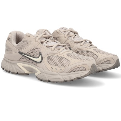 Par de ténis desportivos Nike bege com rede e couro sintético
